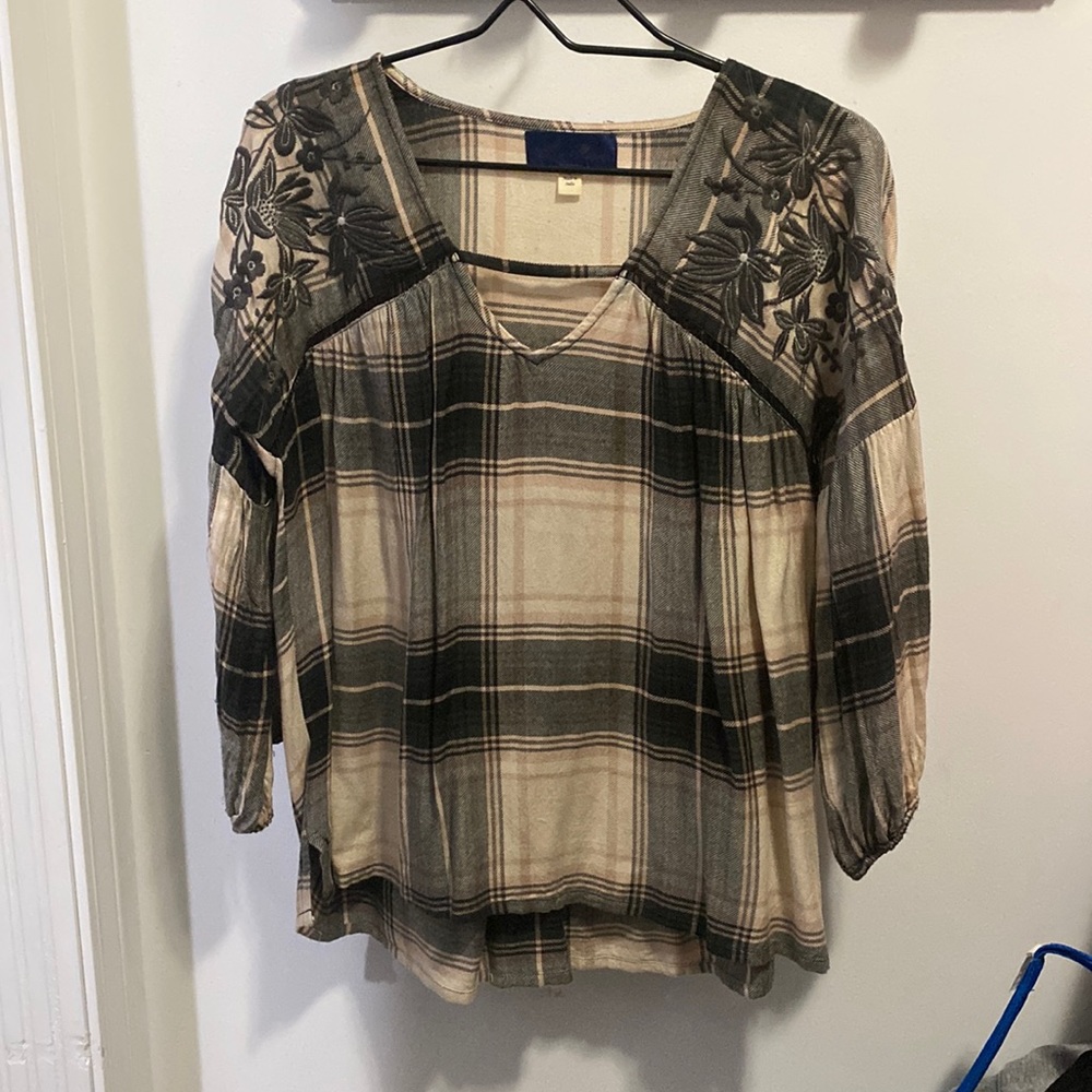 Blue rain plaid, with flower embroidery on the shoulders.